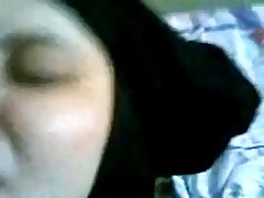 Egyptian slut was covered until her lover took off his pants and showed his dick